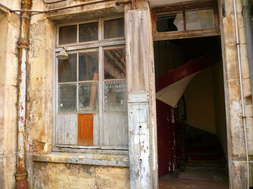 Michel le comte 25 couloir escalier porte sur cour