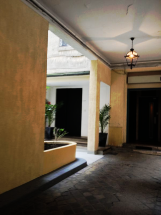 Temple 151 entrée salon de thé à gauche