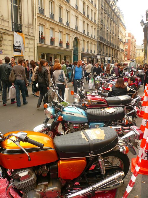 Francs bourgeois alignement motos et foule