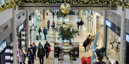 La-musique-est-omnipresente-dans-les-centres-commerciaux_4060196_1000x500