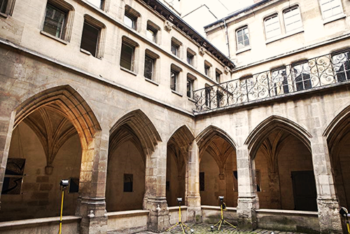 Universo-curvo-cloitre-des-billettes-blog-2