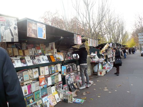 Bouquinistes quai de l'Hôtel de Ville Bouquinistes quai de l'Hôtel de Ville